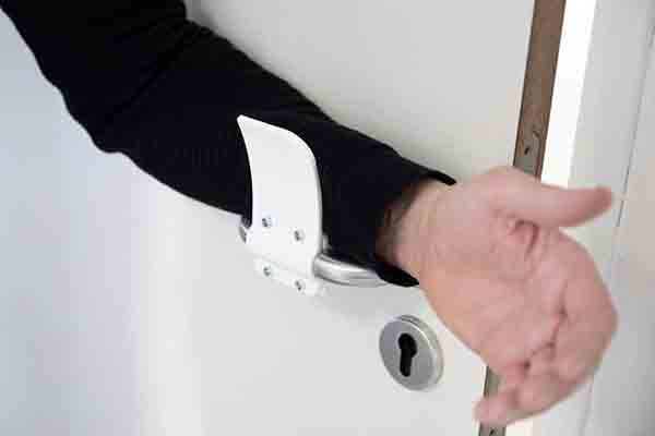 Materialise hands-free door opener